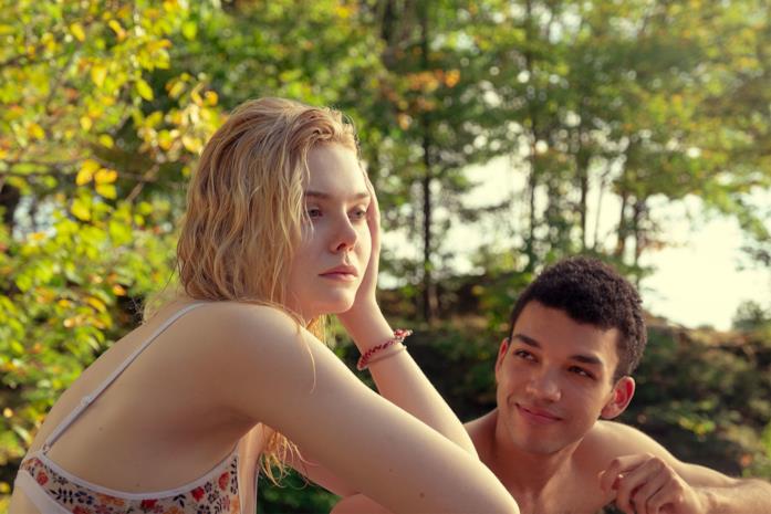 Raccontami di un giorno perfetto, la storia d'amore tra due problematici adolescenti Violet e Theodore parlano in riva al lago in Raccontami di un giorno perfetto