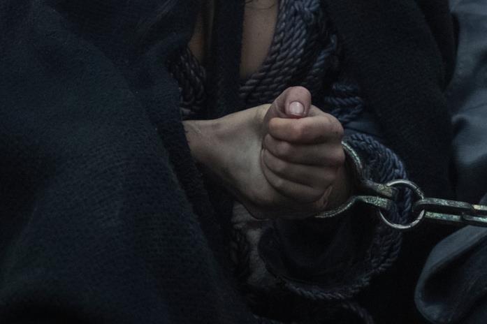 Yennefer in catene Le mani incatenate di Yennefer