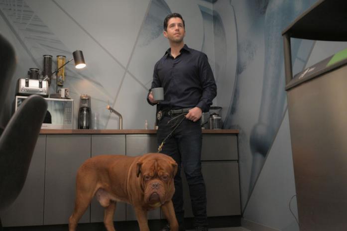 Josh Peck nei panni di Scott Turner Scott Turner e il cagnolino Hooch in una scena della serie TV