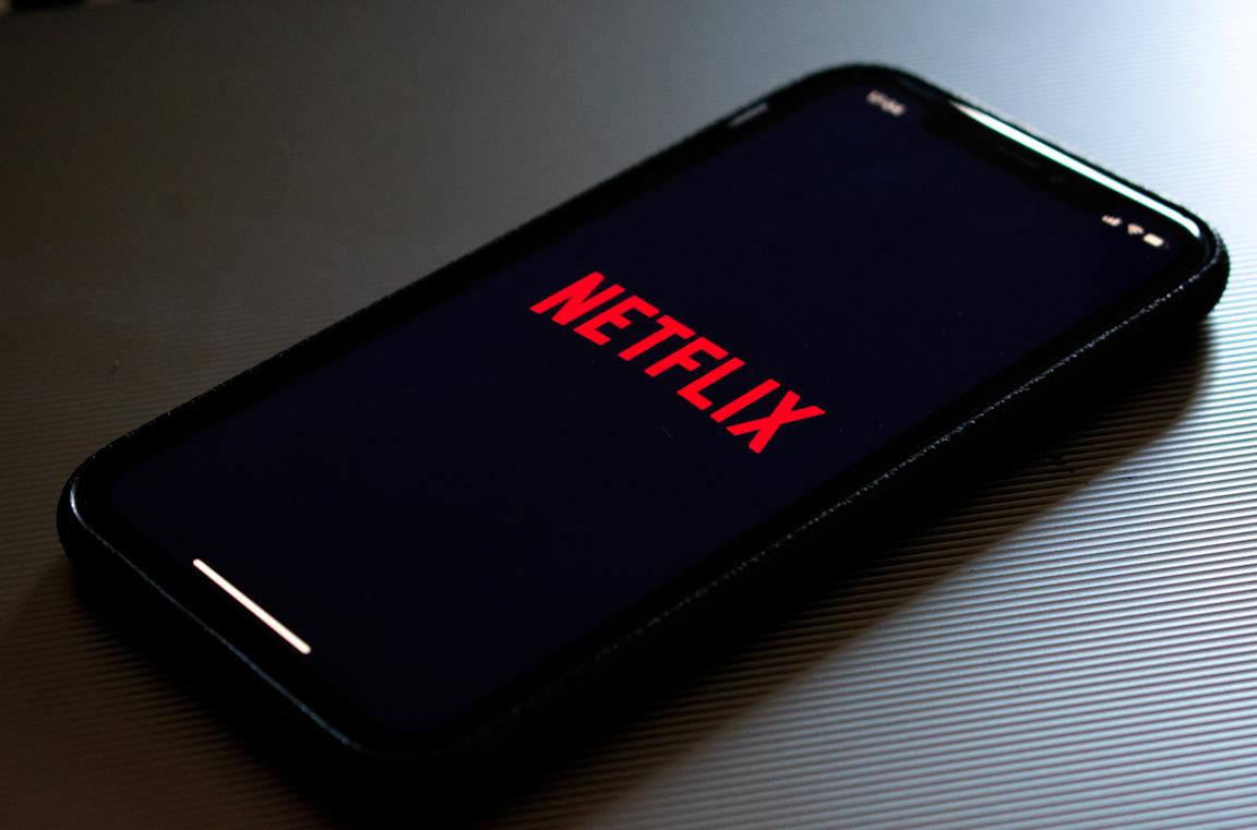La schermata di caricamento di Netflix in uno smartphone Android