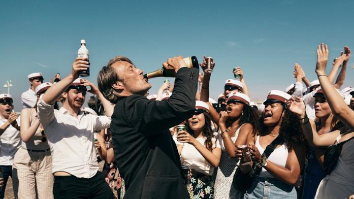 Un altro giro - Martin Martin beve a canna da una bottiglia di champagne