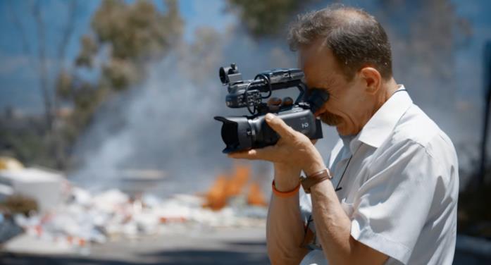Netflix ricostruisce la storia di Pino Maniaci nella docu-serie Vendetta - Guerra nell'antimafia Pino Maniaci in una scena della docu-serie Netflix Vendetta - Guerra nell'antimafia