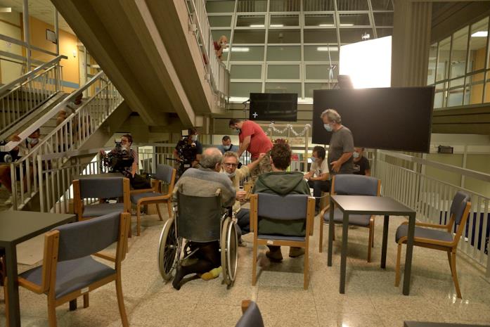 Rocco Schiavone Spada parla con le comparse sul set ospedaliero