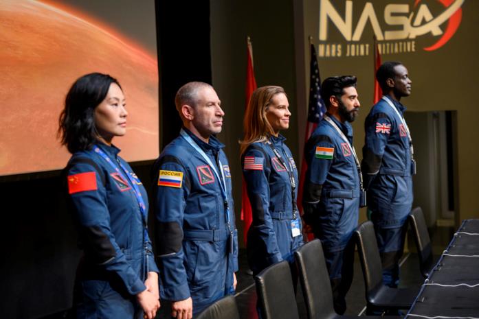 Alcuni membri del cast della serie TV Away Alcuni astronauti si preparano a partire nello spazio