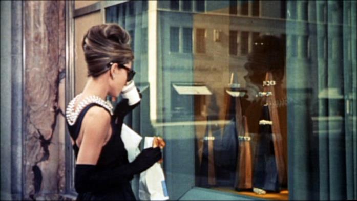 Colazione da Tiffany Audrey Hepburn davanti alla vetrina nel film Colazione da Tiffany
