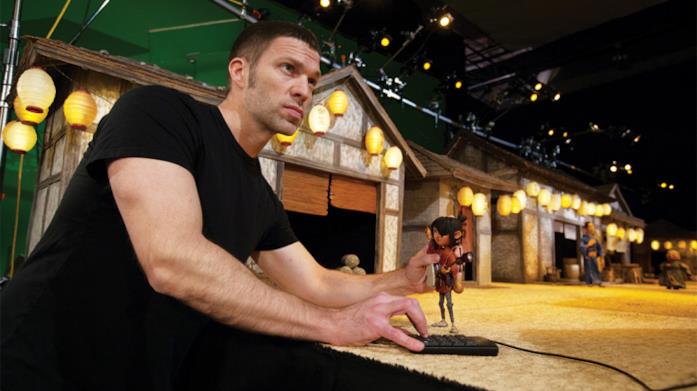 Il regista Travis Knight Il regista Travis Knight sistema una miniatura sul set