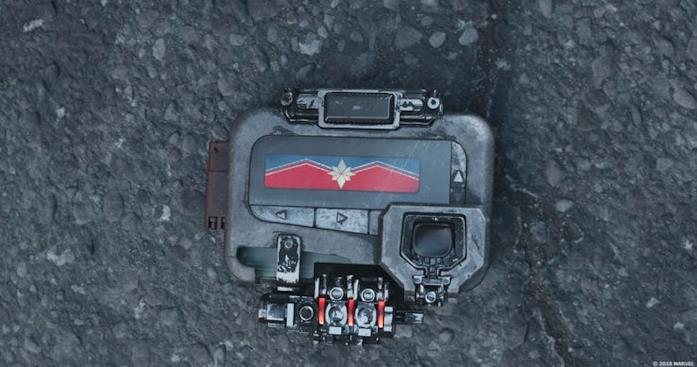Il comunicatore col simbolo di Capitan Marvel Il simbolo di Capitan Marvel alla fine di Avengers: Infinity War