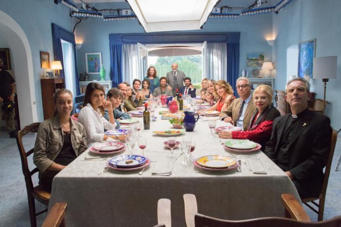 A casa tutti bene La famiglia a tavola in A casa tutti bene