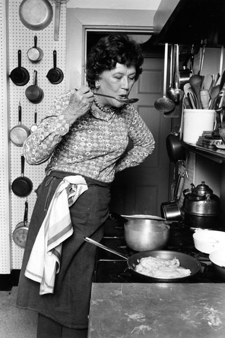 La famosa chef americana Julia Child Julia Child nella sua cucina