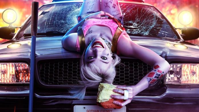 Harley Quinn su una macchina Harley Quinn stringe un panino