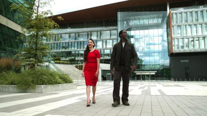 Una scena della serie post apocalittica The 100 Il Surrey City Hall come set in un episodio di The 100