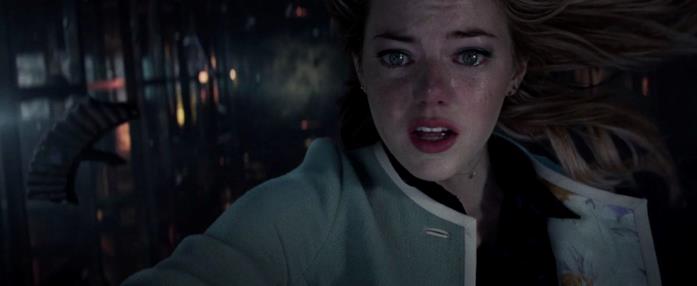 Gwen precipita dalla torre dell'orologio in The Amazing Spider-Man 2 Gwen precipita nel vuoto in The Amazing Spider-Man 2 - Il potere di Electro