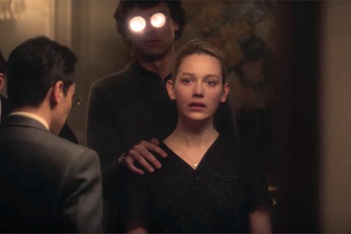 The Haunting of Bly Manor: il fantasma di Eddie riflesso nello specchio in cui guarda Dani The Haunting of Bly Manor: il fantasma di Eddie