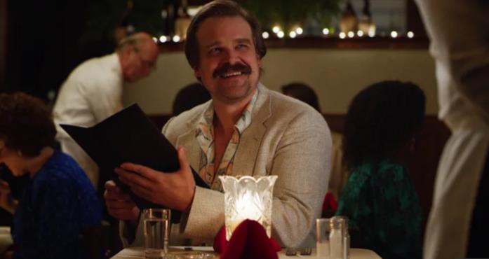 Hopper al ristorante, in una scena della terza stagione