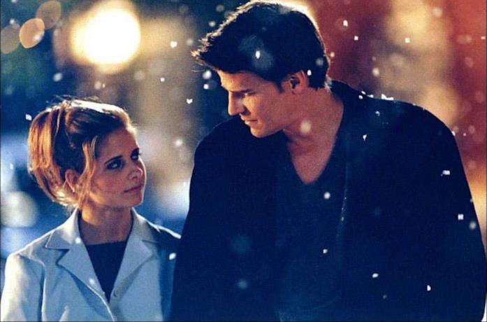 Amends, l'episodio natalizio di Buffy Sarah Michelle Gellar e David Boreanaz sotto la neve