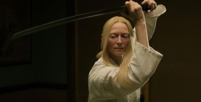 Tilda Swinton Tilda Swinton sfodera la sua katana