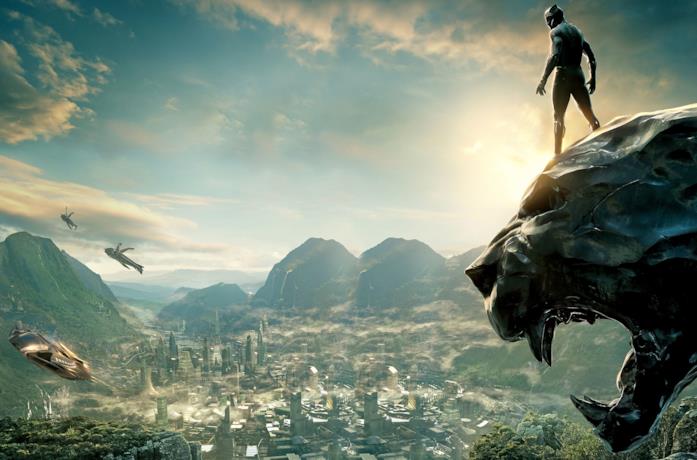 Black Panther si trova sopra un monumento nel Regno di Wakanda