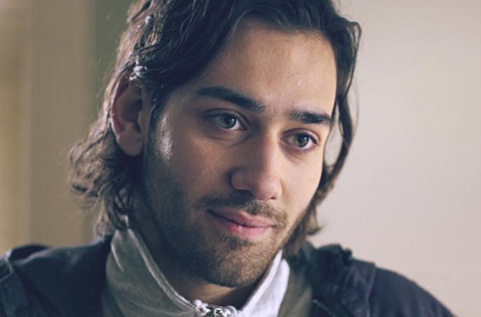 Maxim Baldry nel ruolo di Viktor nella serie Years and Years