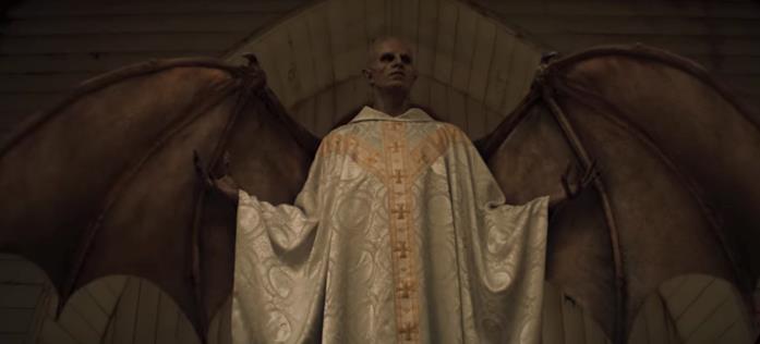 Midnight Mass: la spiegazione del finale Un demone con la tunica del prete