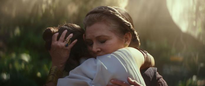 L'ultimo abbraccio pieno di pathos tra Rey e Leia Carrie Fisher e Daisy Ridley in Star Wars: L'ascesa di Skywalker
