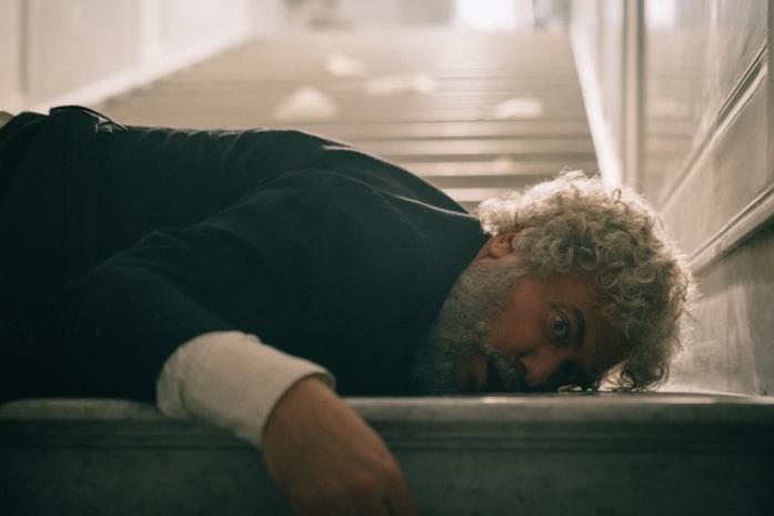 La concessione del telefono, tutto quello che c'è da sapere sul TV movie dal romanzo di Camilleri Corrado Guzzanti in una scena del TV movie La concessione del telefono