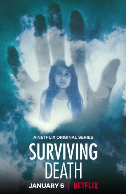 Il poster di Surving Death Una bambina si trova in un cielo nuvoloso