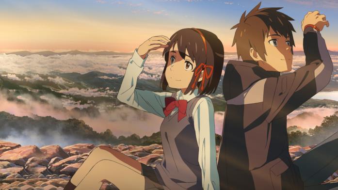 Taki e Mitsuha, i protagonisti del film Your Name. Taki e Mitsuha sono seduti insieme, mentre il sole illumina i loro volti