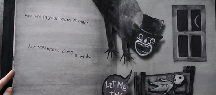 Una pagina del libro "Mr. Babadook" tra le mani di Amelia Nel libro pop-up "Mr. Babadook", il mostro incombe su un piccolo bambino