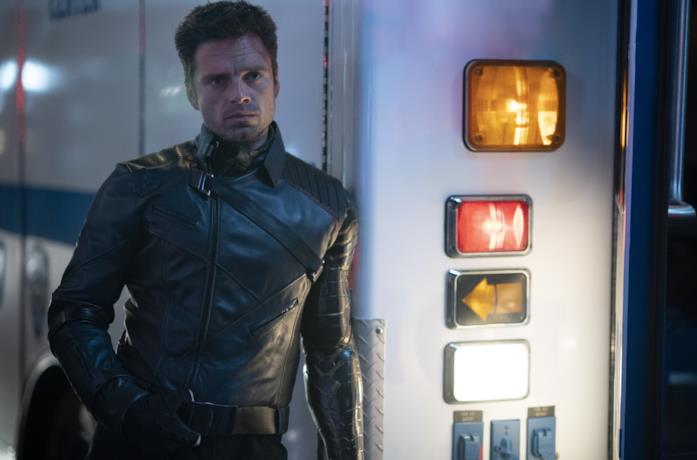 Bucky Barnes appoggiato a un'ambulanza
