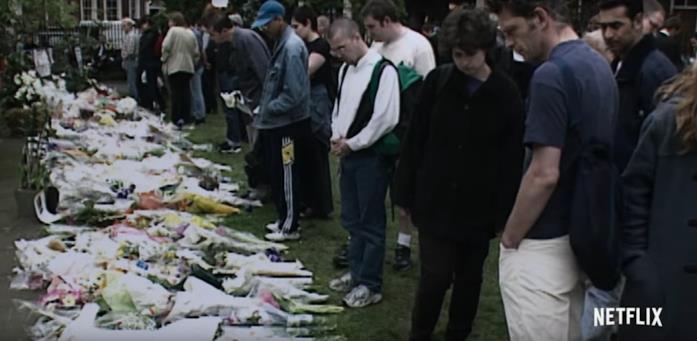 Alcune scene di repertorio di Nail Bomber: Terrore a Londra I fiori per i morti degli attentati in Nail Bomber: Terrore a Londra