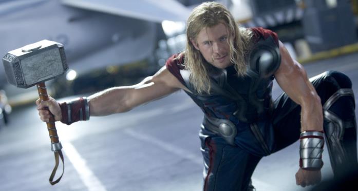 Mjollnir permette a Thor persino di volare Thor impugna il suo martello in una posa molto scenica