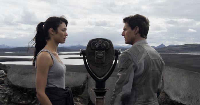Tom Cruise e Olga Kurylenko in Oblivion Una scena di Oblivion