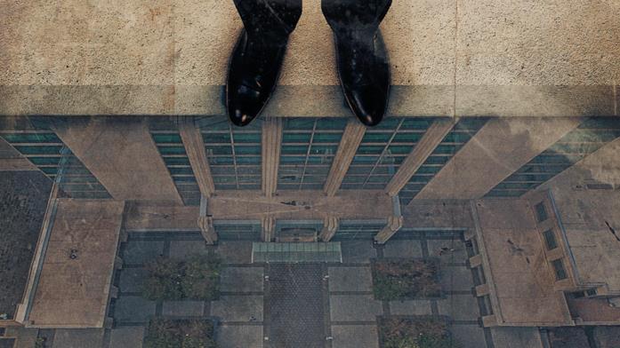 I 10 migliori film di spionaggio da vedere su Netflix Il poster del doc La spia che cadde sulla terra