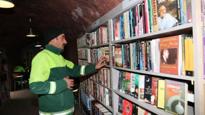 Un operatore ecologico nella libreria dei libri abbandonati e recuperati ad Ankara