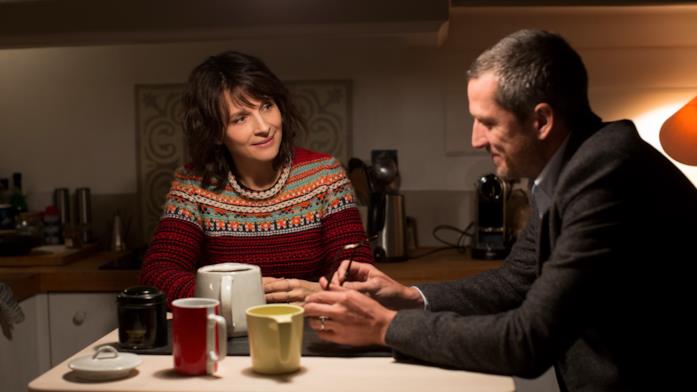 Juliette Binoche e Guillaume Canet in una scena del film Selena cerca di convincere il marito a pubblicare il libro di Léonard