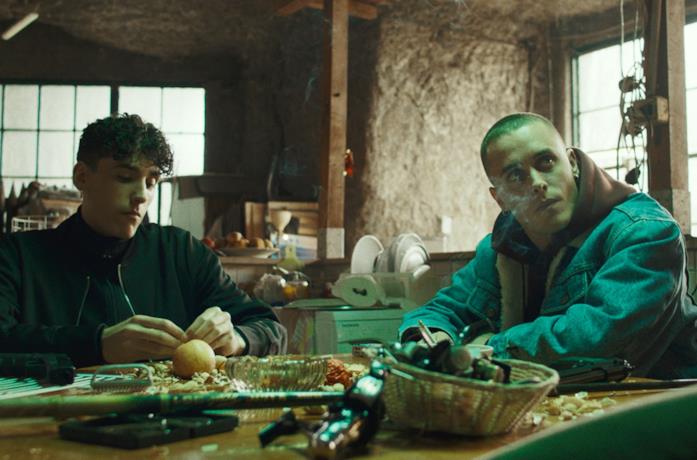 Andrea Carpenzano e Matteo Olivetti in una scena del film La terra dell'abbastanza
