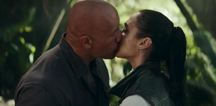 Red Notice e il colpo di scena finale Gal Gadot e Dwayne Johnson si baciano