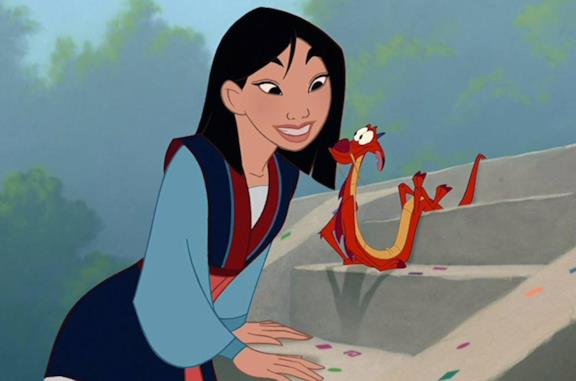Mulan prende la mira prima di scoccare una freccia