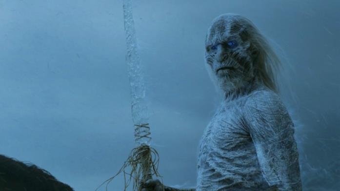Il debutto del White Walker chiude la seconda stagione de Il Trono di Spade L'Estraneo interpretato da Ross Mullan nell'ultimo episodio della seconda stagione de Il Trono di Spade