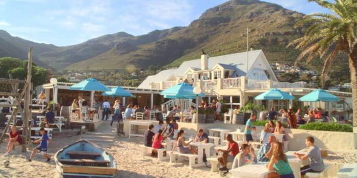 Il ristorante dove lavora Elle in The Kissing Booth Il ristorante sulla spiaggia dove lavora Elle in The Kissing Booth
