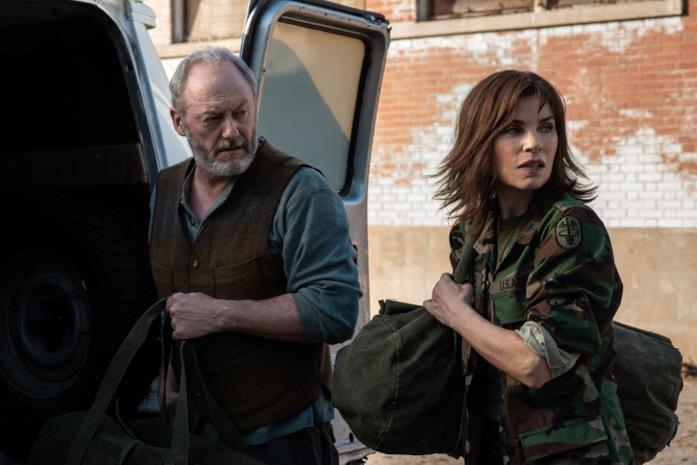 Lian Cunningham e Julianna Margulies in The Hot Zone - Area di contagio Lian Cunningham e Julianna Margulies in The Hot Zone