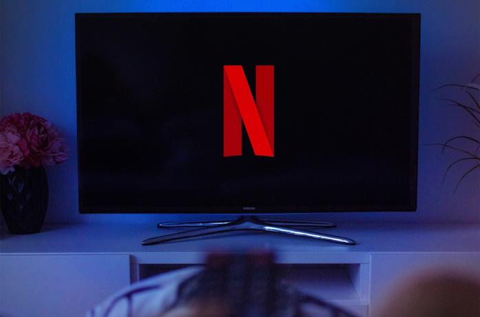 Il logo di Netflix sullo schermo di un televisore