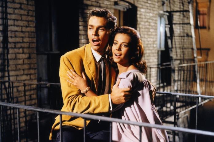 Richard Beymer e Natalie Wood in una scena dal film West Side Story (1961)