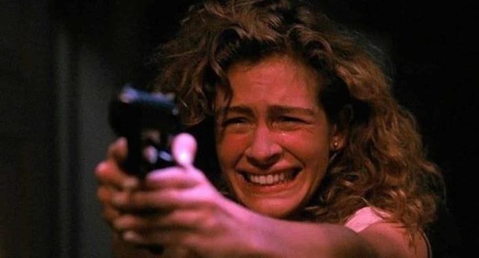 A letto con il nemico Julia Roberts con una pistola in mano in A letto con il nemico
