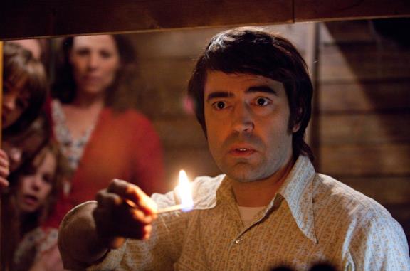 I Warren vicino all'albero di fronte la casa, in una scena di The Conjuring