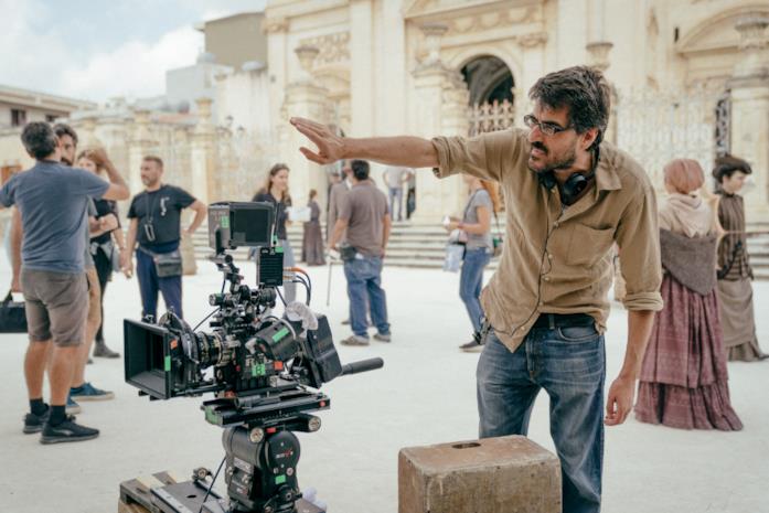 La concessione del telefono, tutto quello che c'è da sapere sul TV movie dal romanzo di Camilleri Roan Johnson sul set del TV movie La concessione del telefono