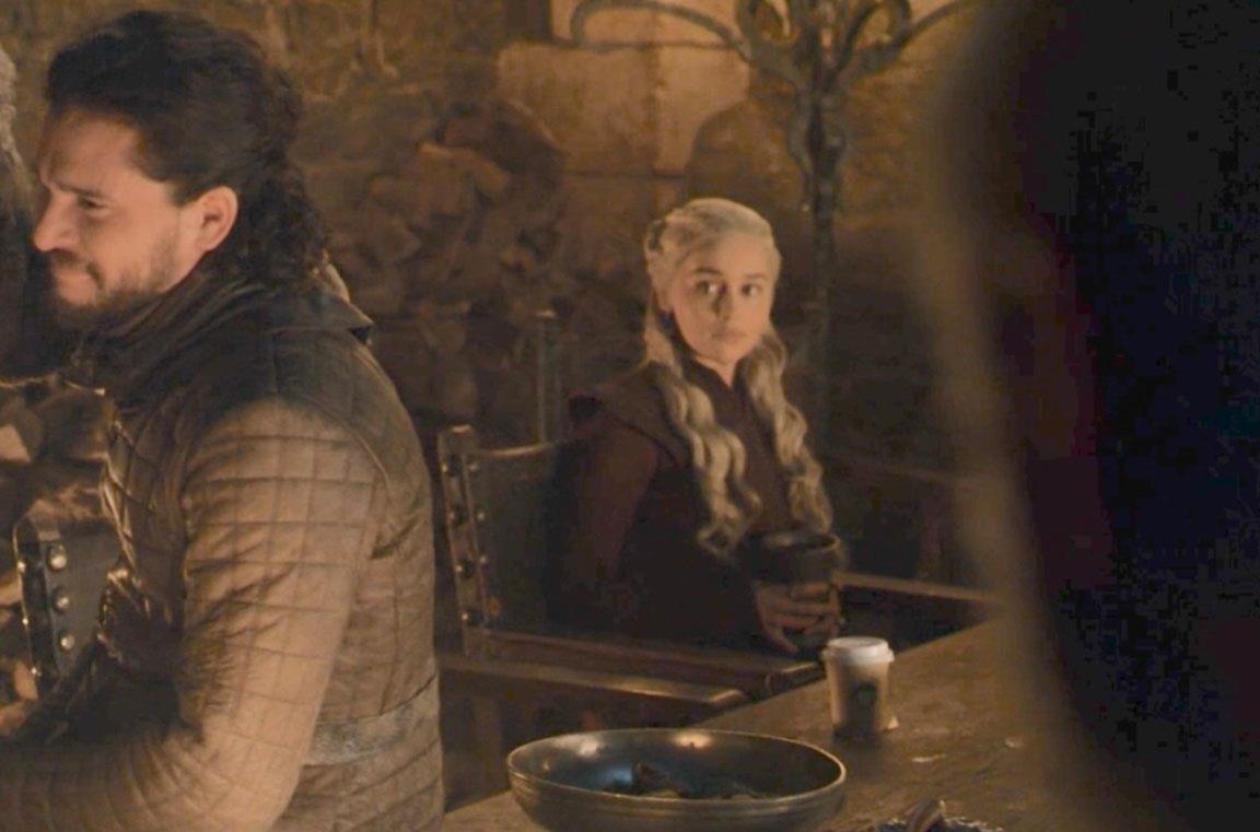 Il celebre frame di Game of Thrones che mostra la tazza di caffè dimenticata in scena