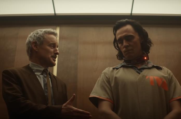 Un'immagine di Mobius che si presenta a Loki Loki, la prima clip della serie TV Marvel