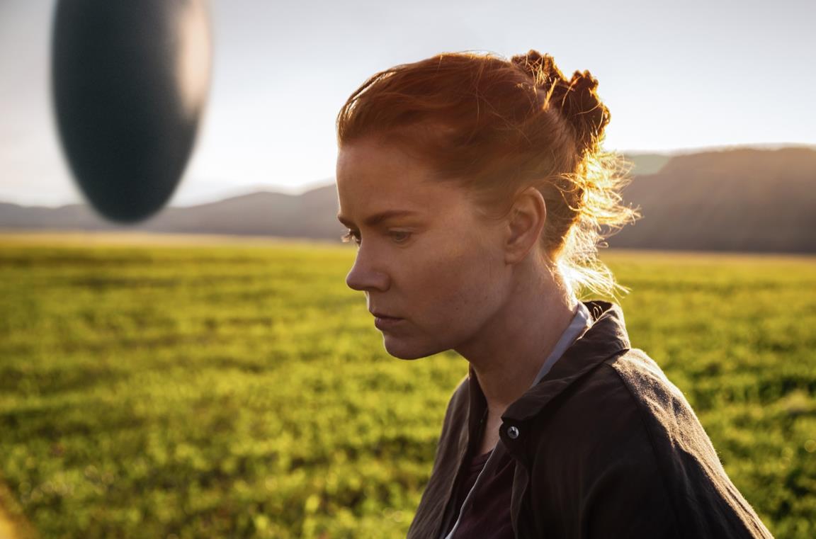 Amy Adams in una scena del film Arrival