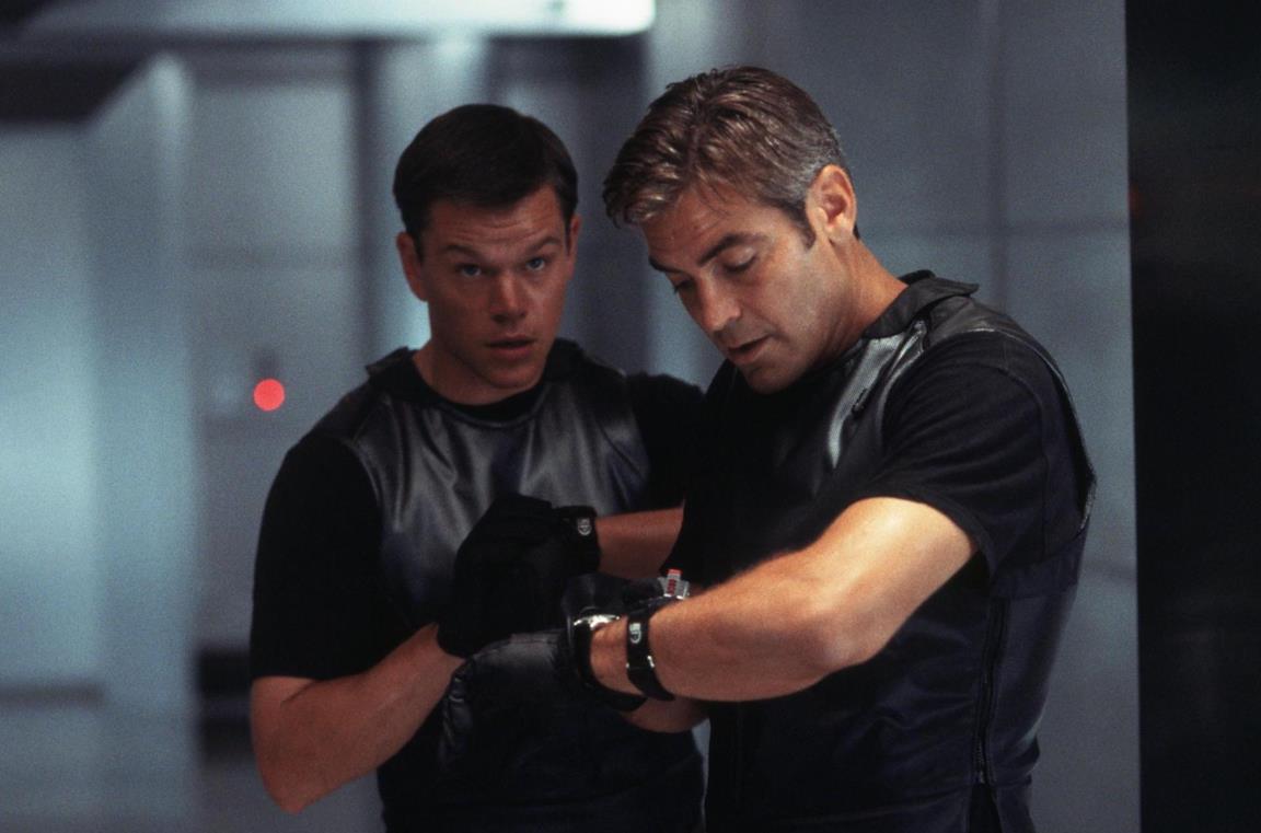 George Clooney e Matt Damon in una scena di Ocean's Eleven - Fate il vostro gioco